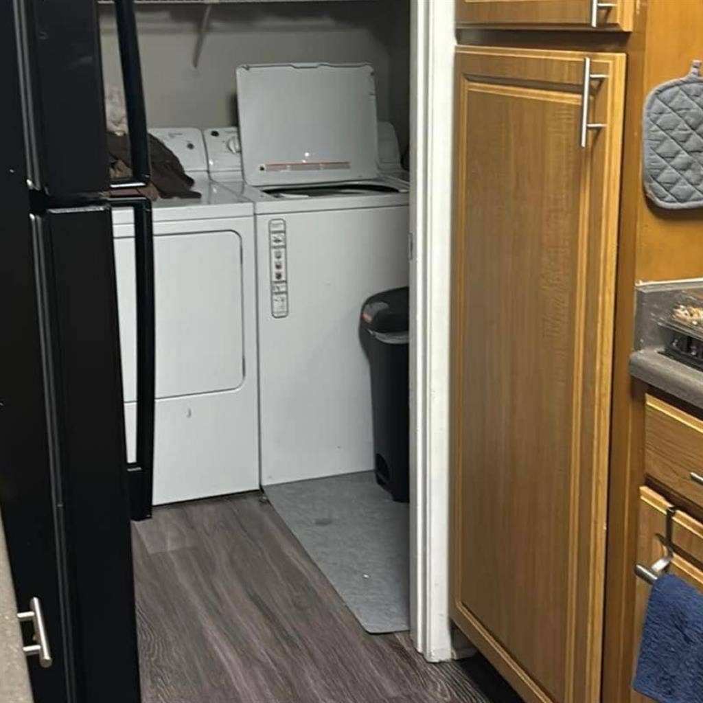 Looking for roommate end of August