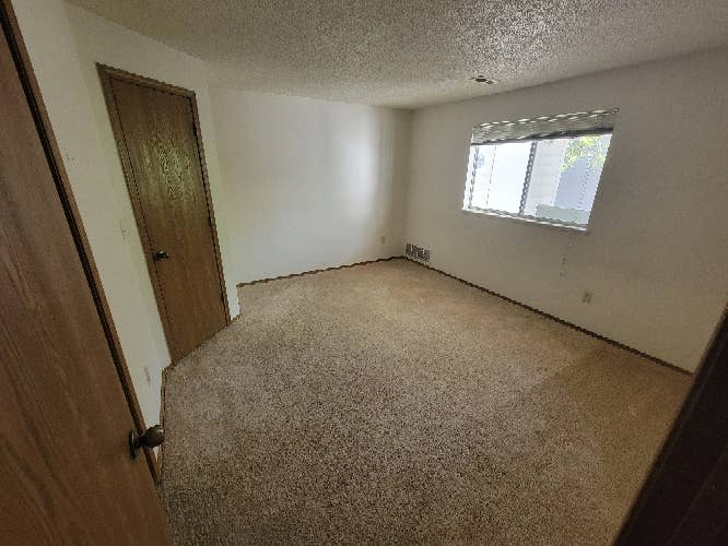 3rd floor apt looking for roommate