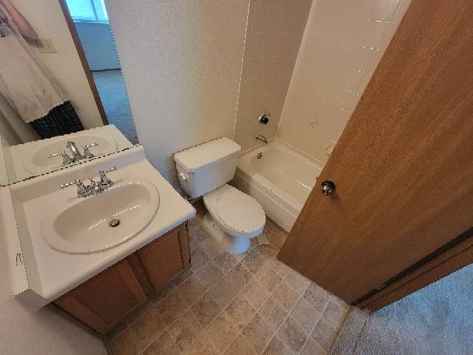 3rd floor apt looking for roommate