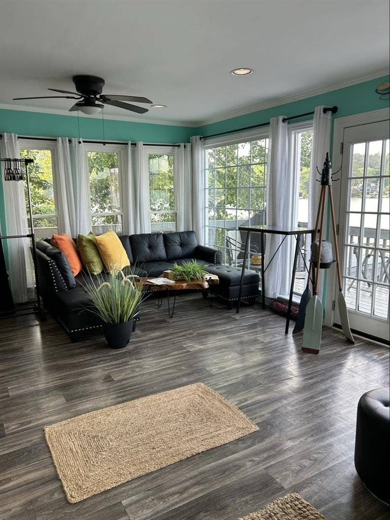Furnished lake house
suite