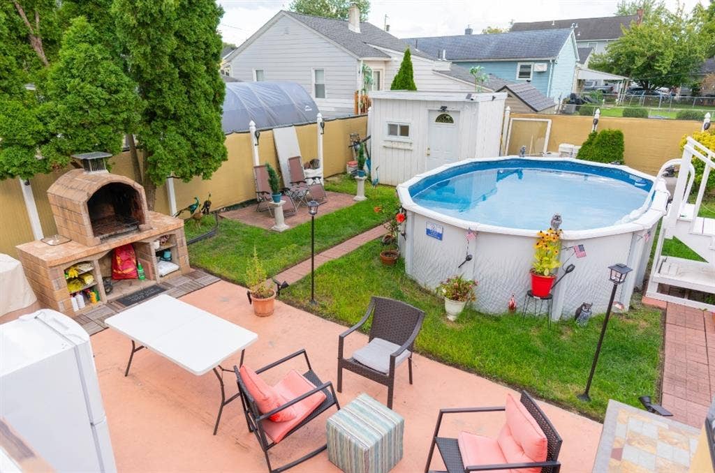 MALE or FEMALE - FURNISHED STUDIO