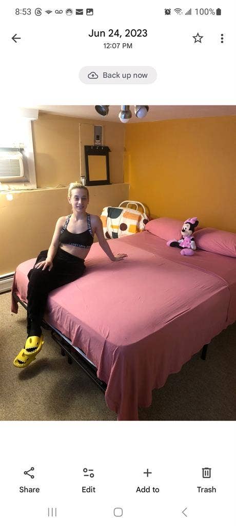 MALE or FEMALE  - FURNISHED STUDIO