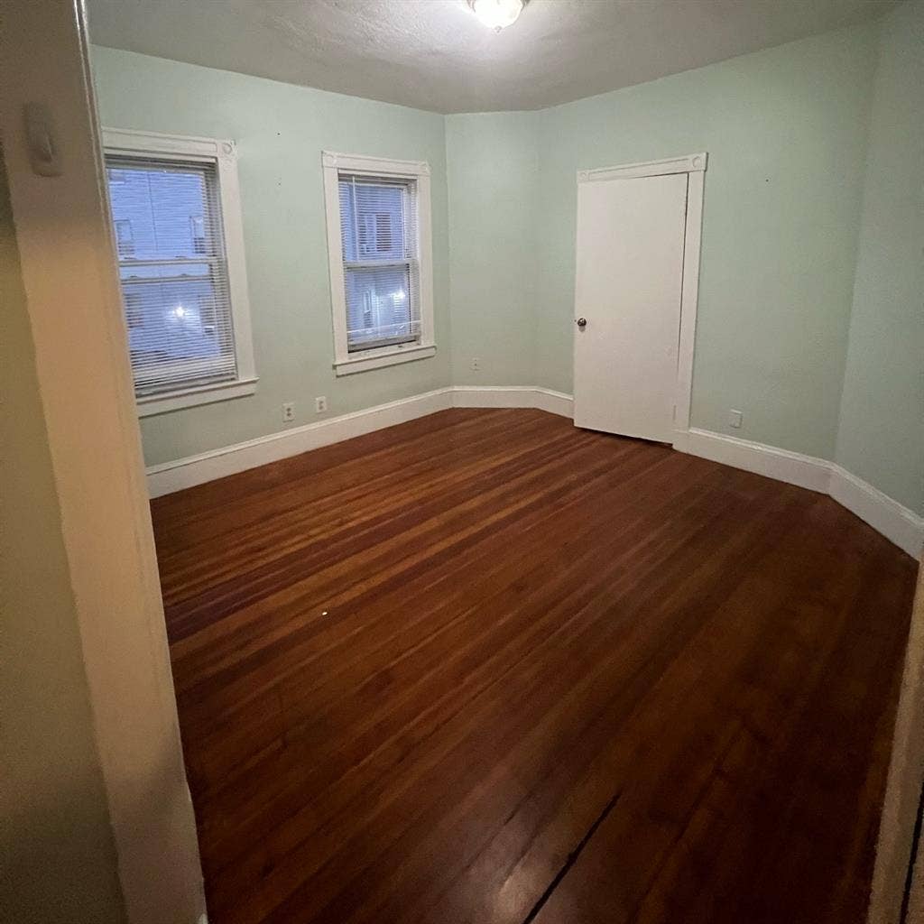 LARGE 3 BEDROOM APT WITH PARKING