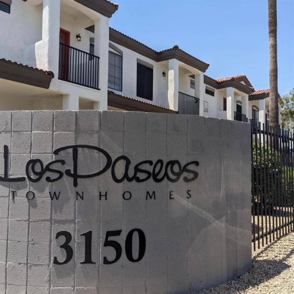 Gated Townhouse, private and bath