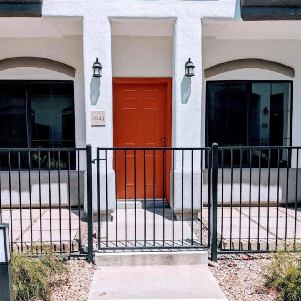 Gated Townhouse, private and bath