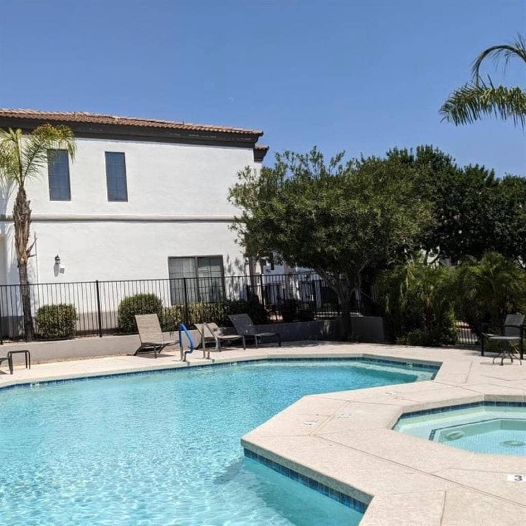 Gated Townhouse, private and bath