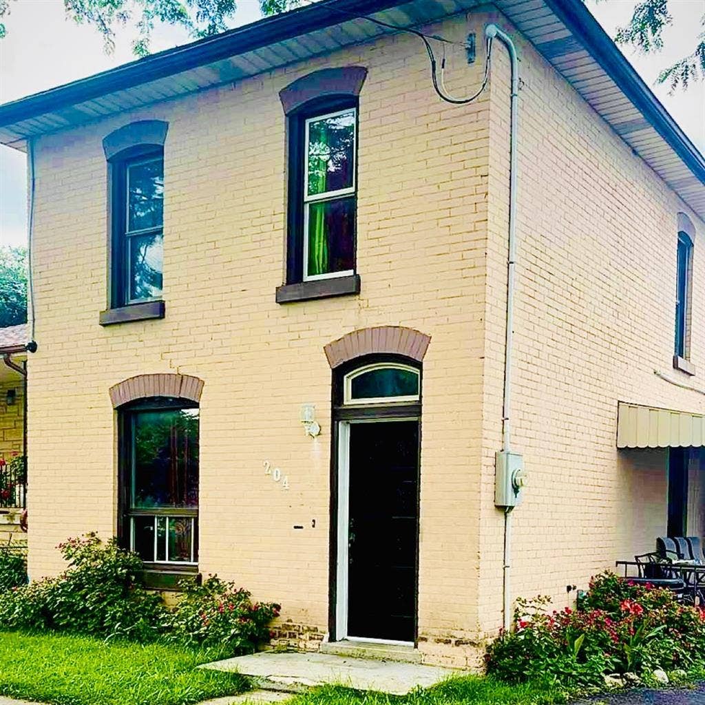 Brantford off-campus house