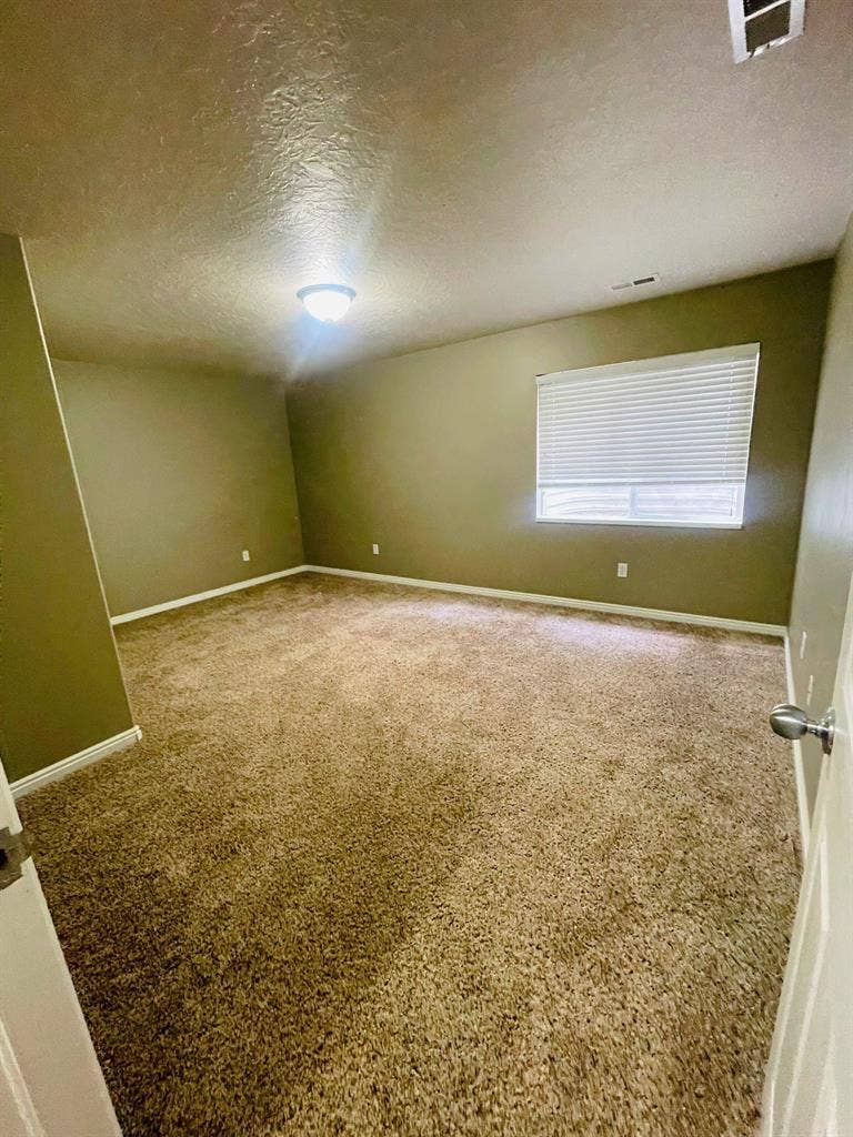 Room Avl for rent in south jordan