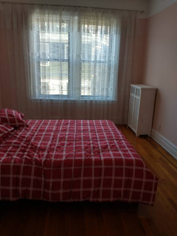 Give for rent a furnished room .