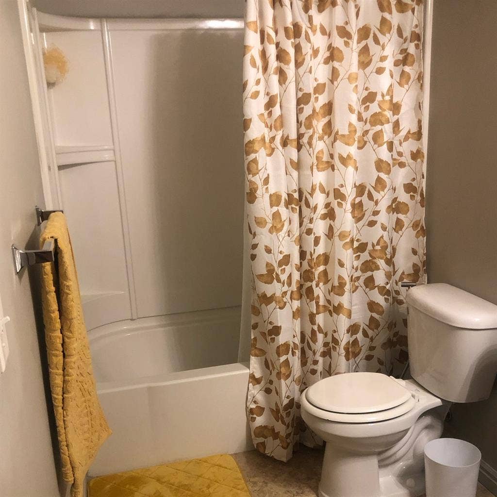 Private Female Bed & Bath Available