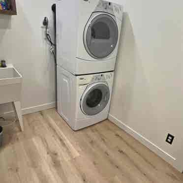 2 Bdrm-Basement studio w/separate E