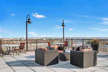 Private Room w Balcony in Rosslyn