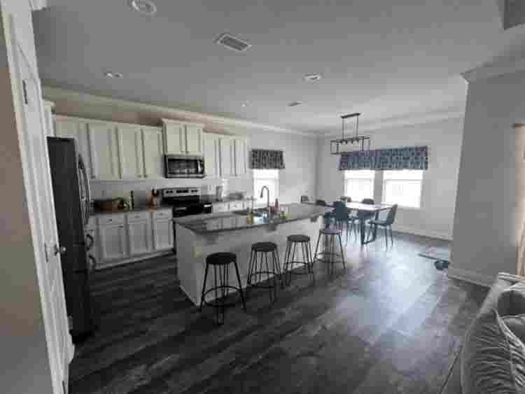 Room Available in Peach Creek Neigh