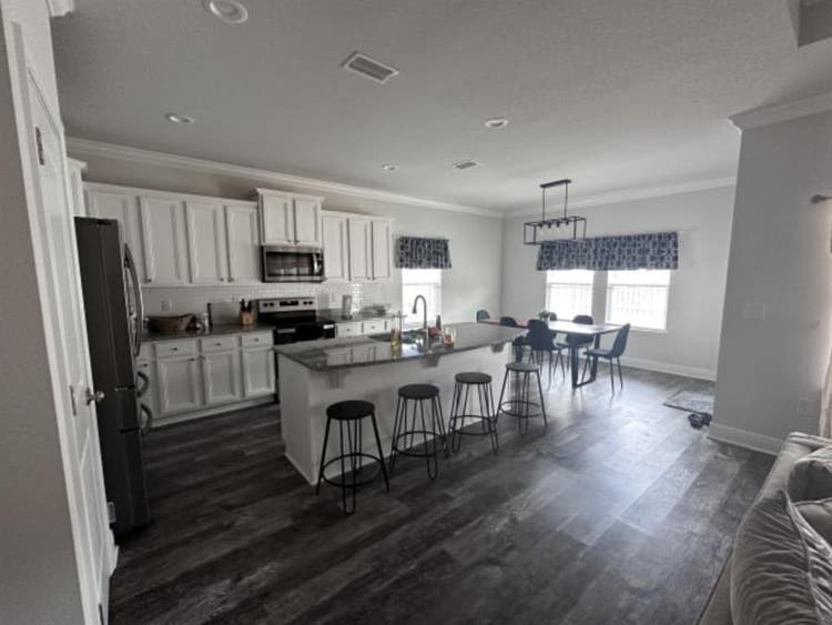 Room Available in Peach Creek Neigh