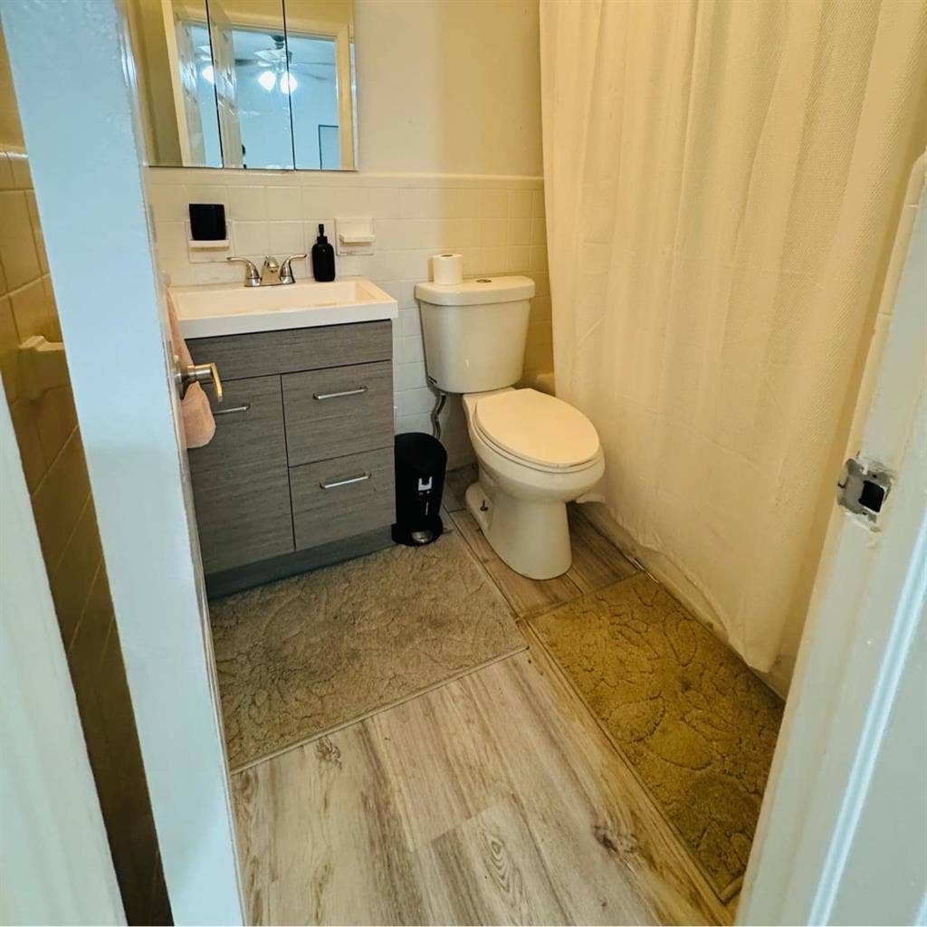 room with private bathroom in Miami