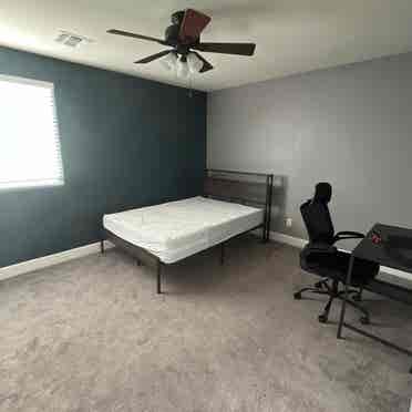 Private room, shared BR in QC