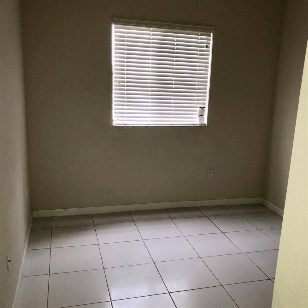 Seeking roommate in Homestead, FL