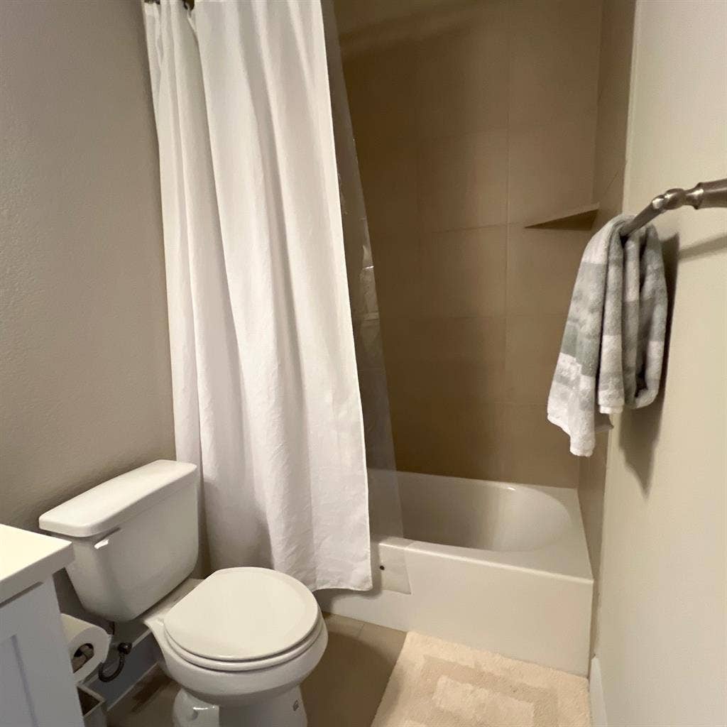 Bedroom & Private Bath in SE Austin