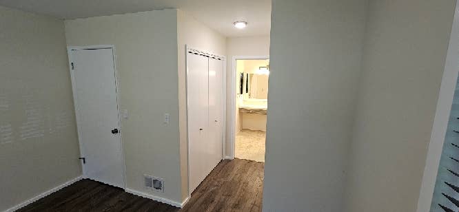 Large master bedroom w/ bathroom