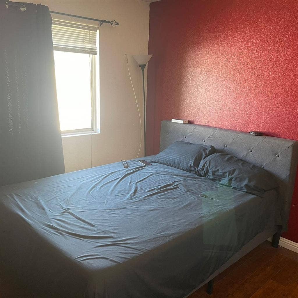 Looking for a Roomate