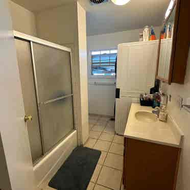 Pinole Master Bedrm w all amenities