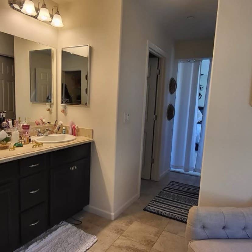 Lrg master ,huge bathroom/2 closets