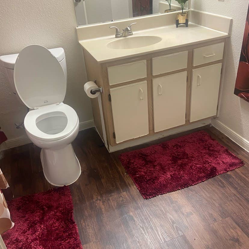 Room for rent in private bathroom