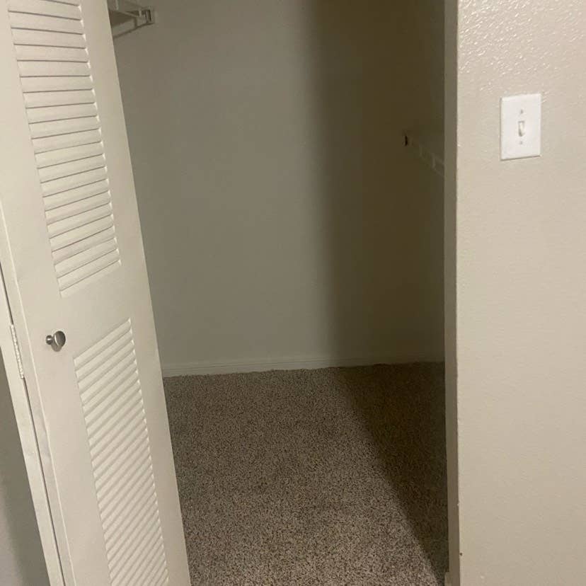 Room for rent in private bathroom