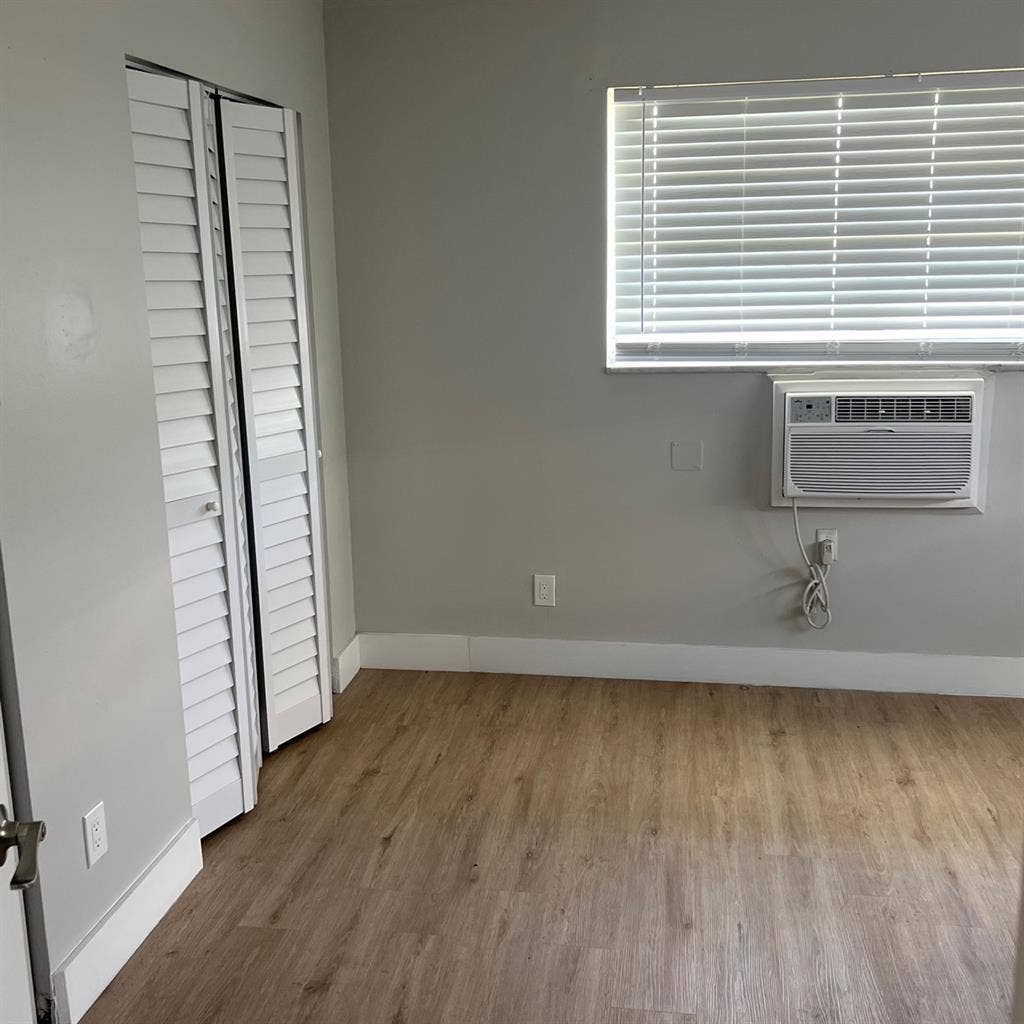 Room for rent with 2 closets AC