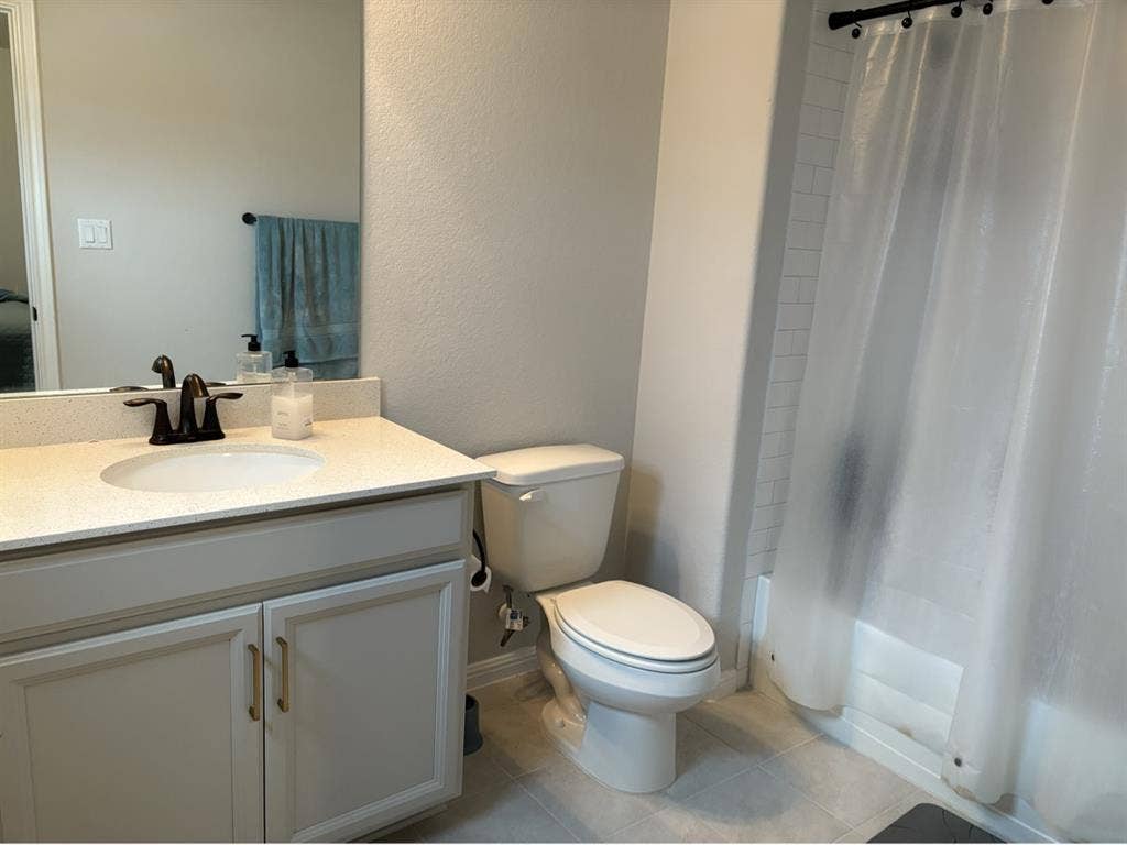 bedroom with private Bathroom