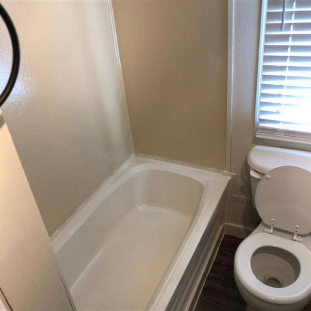 Room and bathroom (SOUTH CAROLINA)