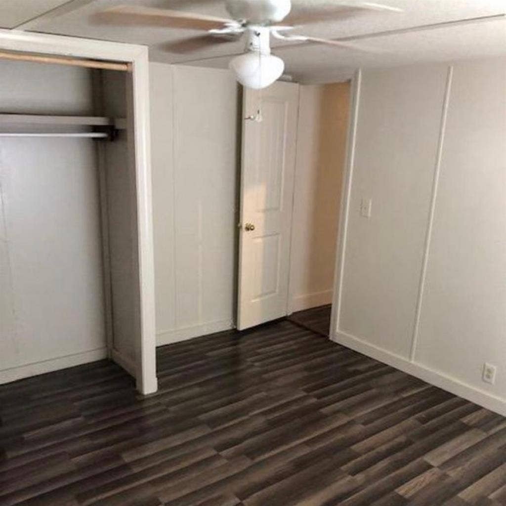 Room and bathroom (SOUTH CAROLINA)