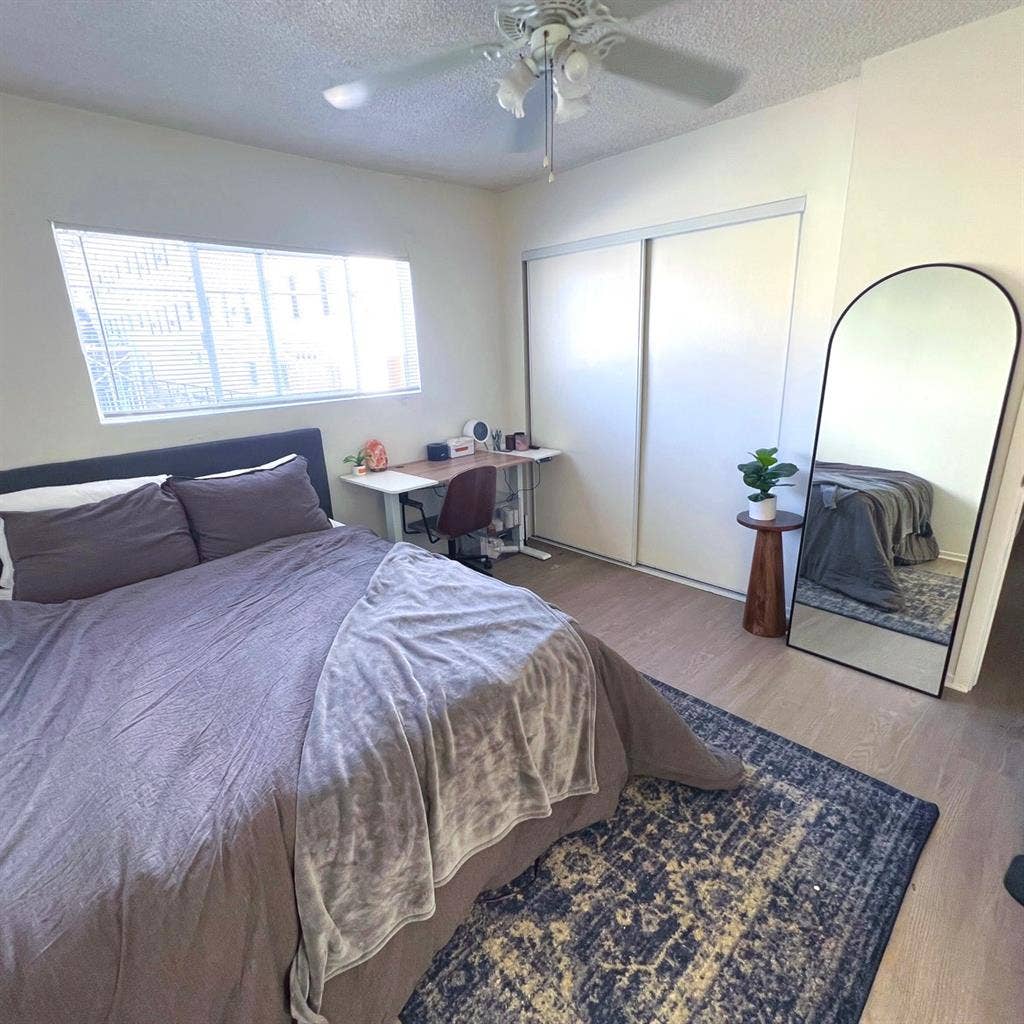 Room for rent
 - Koreatown (female)