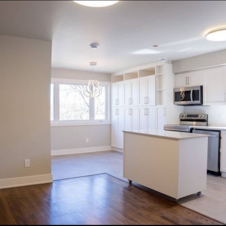 1 bedroom for $/
month DT Ottawa