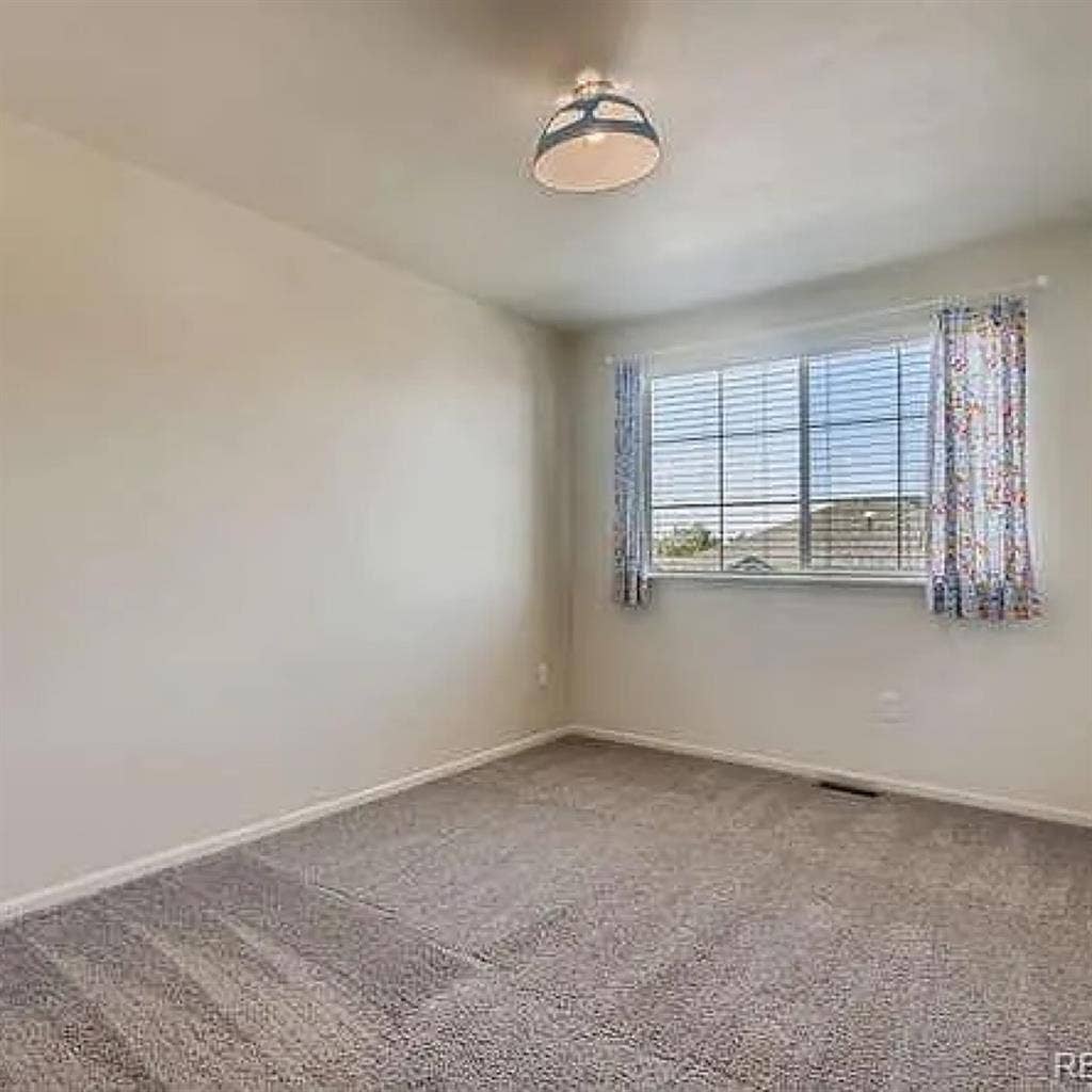 BEDROOM AVAILABLE IN 3 BED TOWNHOME