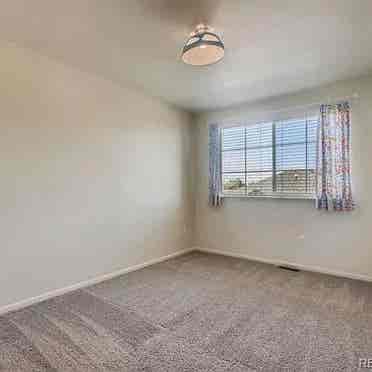 BEDROOM AVAILABLE IN 3 BED TOWNHOME