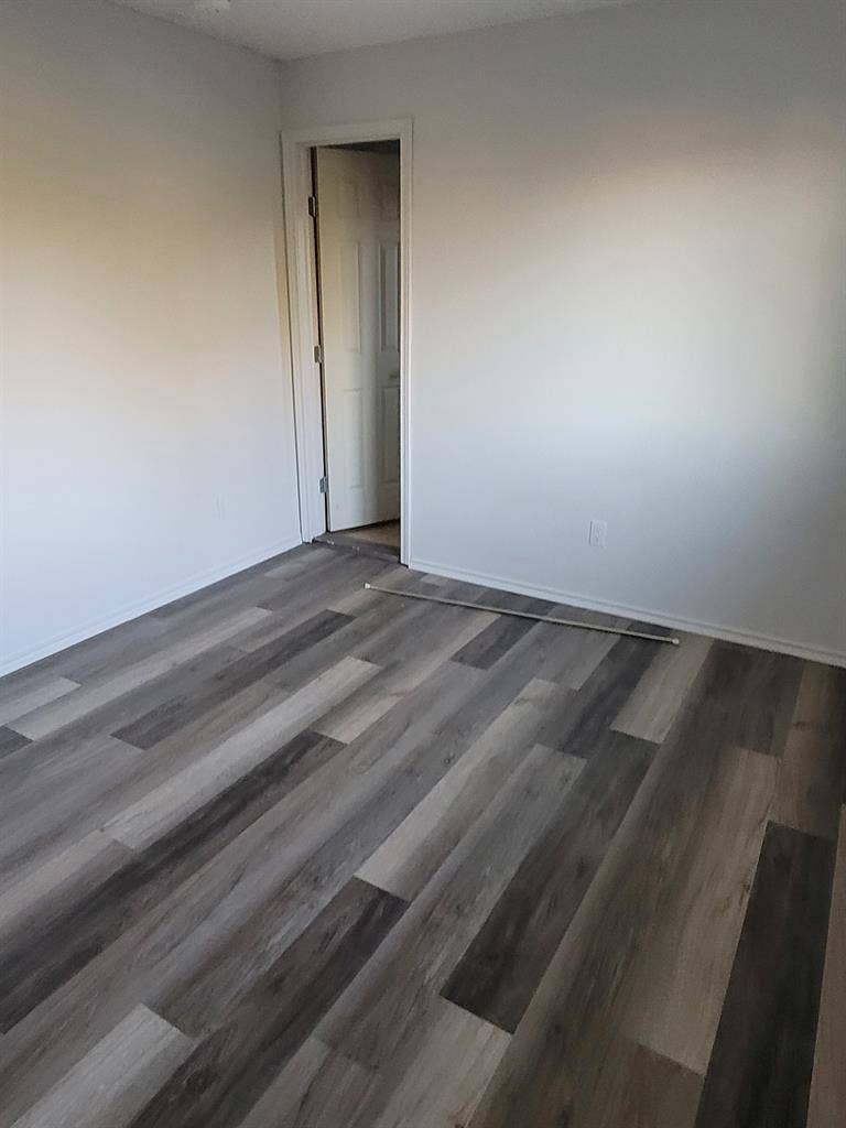 Room+bath-util,Int,WashDry included