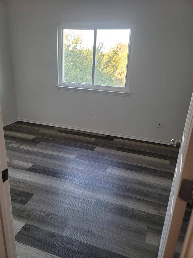 Room+bath-util,Int,WashDry included