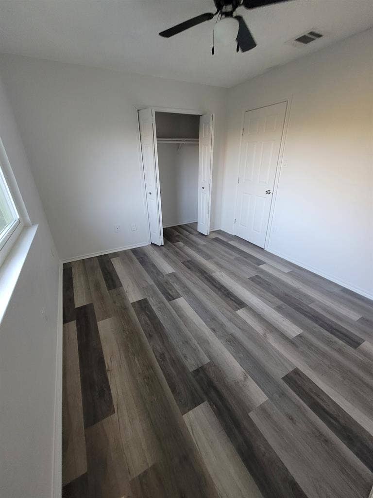 Room+bath-util,Int,WashDry included