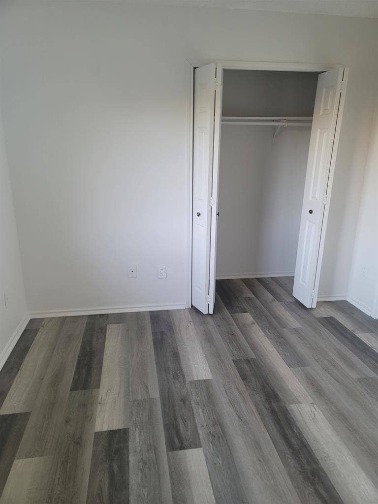 Room+bath-util,Int,WashDry included