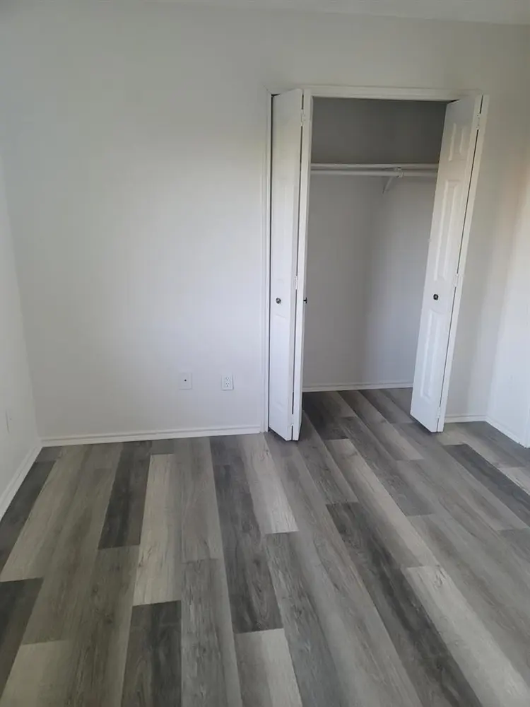 Room+bath-util,Int,WashDry included