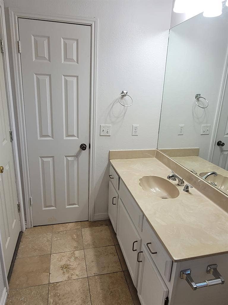 Room+bath-util,Int,WashDry included