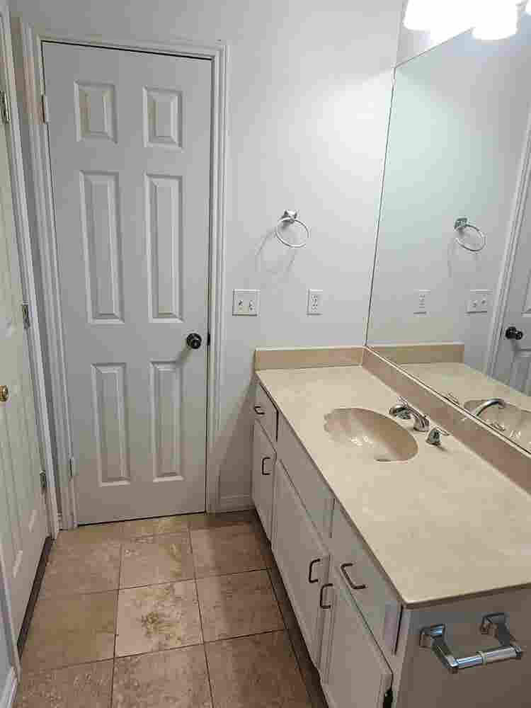 Room+bath-util,Int,WashDry included