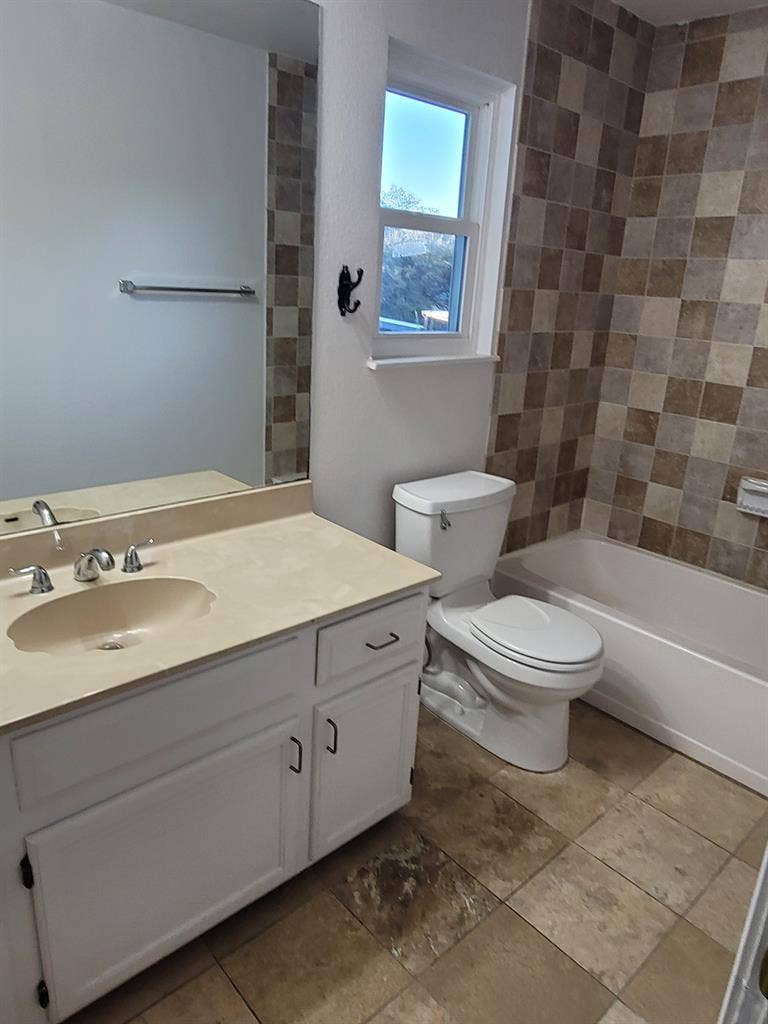 Room+bath-util,Int,WashDry included