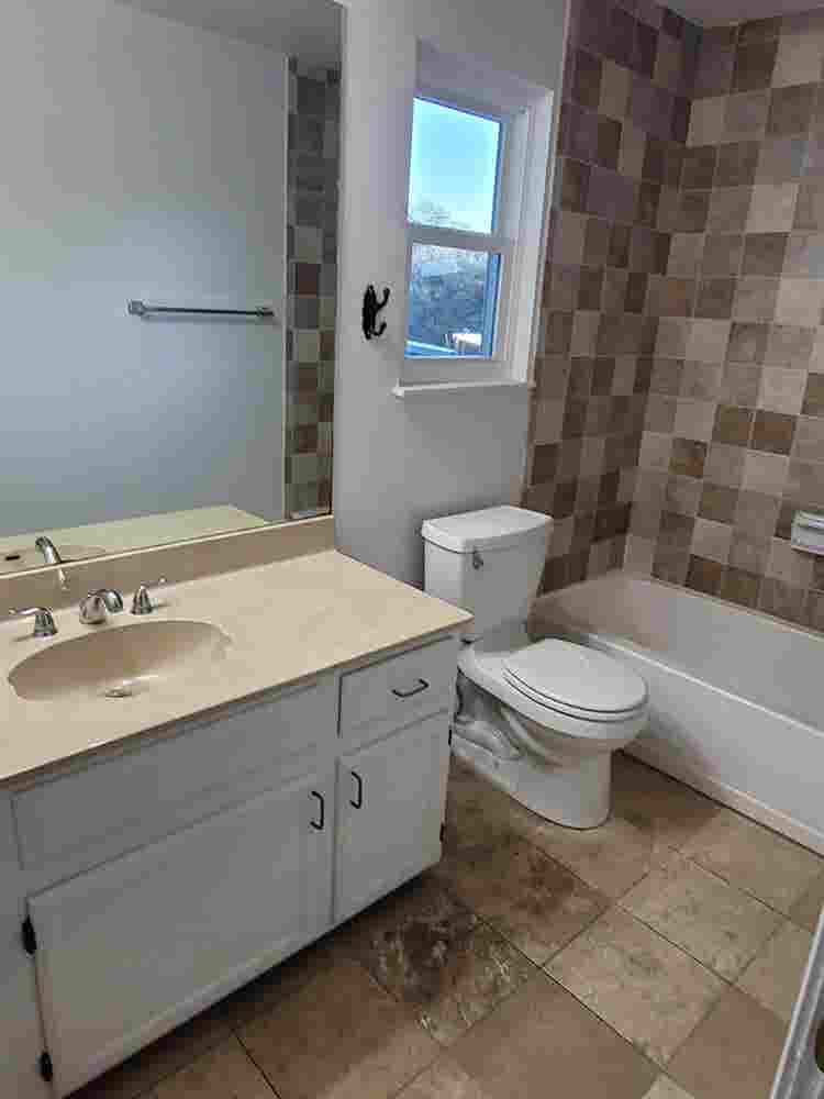 Room+bath-util,Int,WashDry included