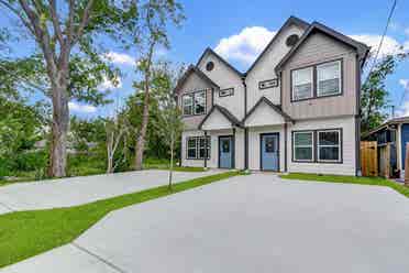 Modern & beautiful Houston Duplex