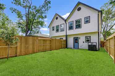 Modern & beautiful Houston Duplex