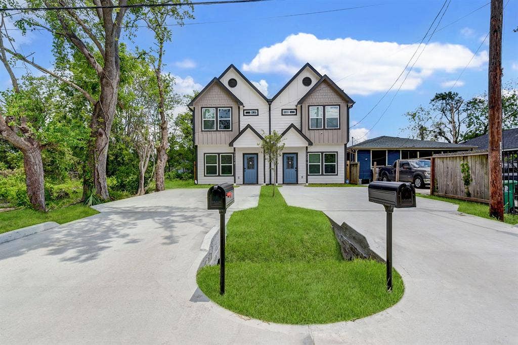 Modern & beautiful Houston Duplex