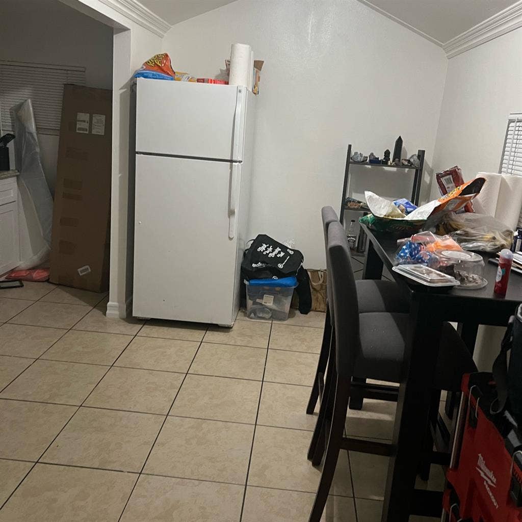 Looking for Roomate