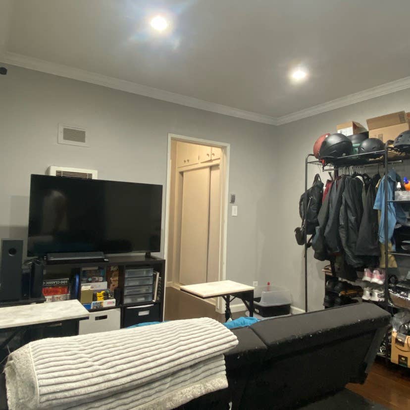 Roommate needed in Hollywood